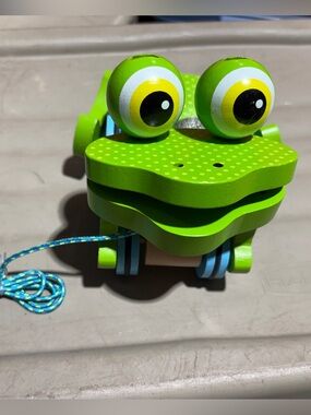 (2/$40) Melissa & Doug Bright Green Frog Pull Toy with Yellow-Eyed Accents